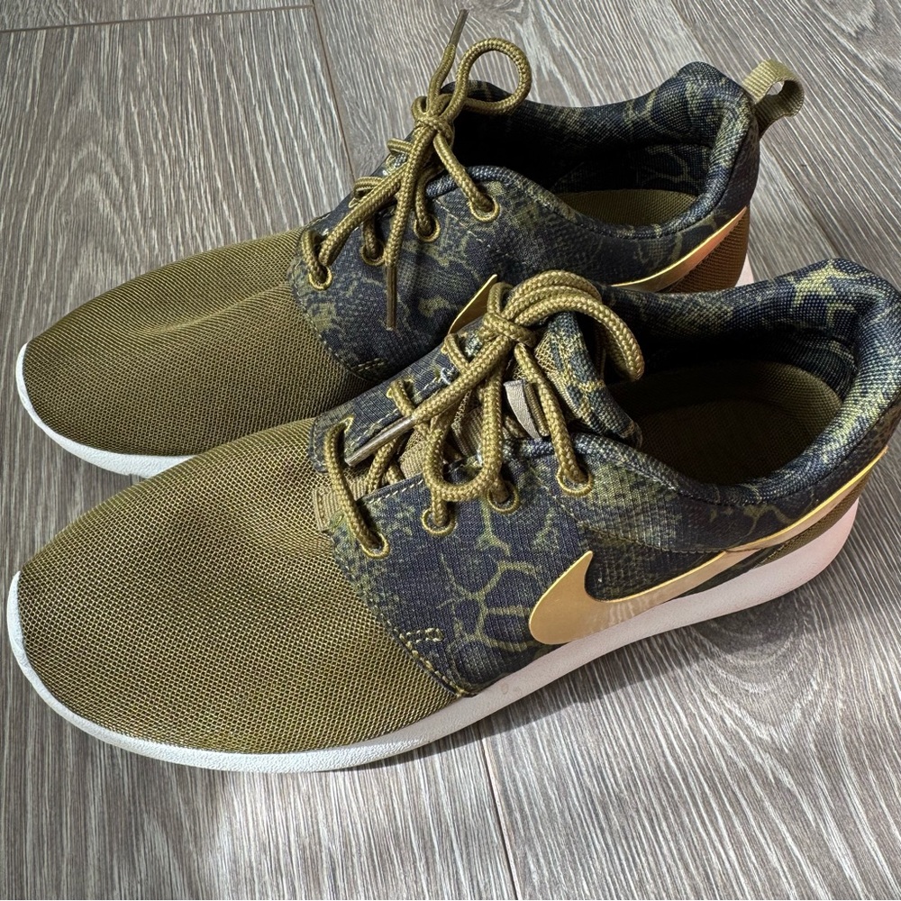 Nike Roshe olive green gold printed Sneakers - Picture 5 of 14